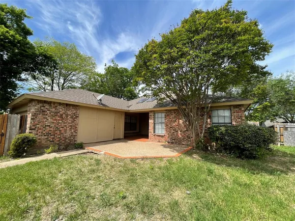 $1,995 | 1052 Twin Falls Drive, DeSoto, TX 75115