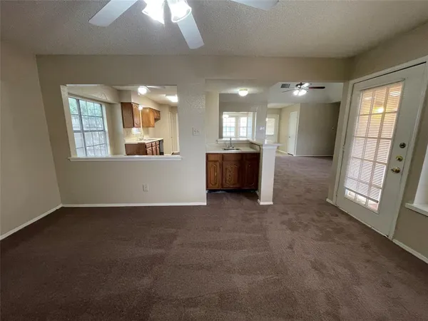 $1,995 | 1052 Twin Falls Drive, DeSoto, TX 75115