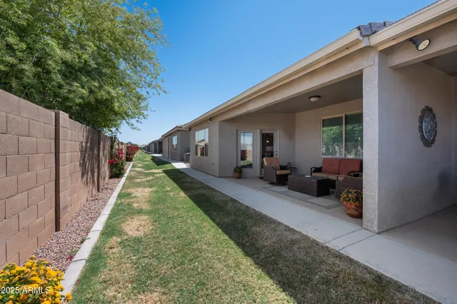 a view of a house with backyard and porch