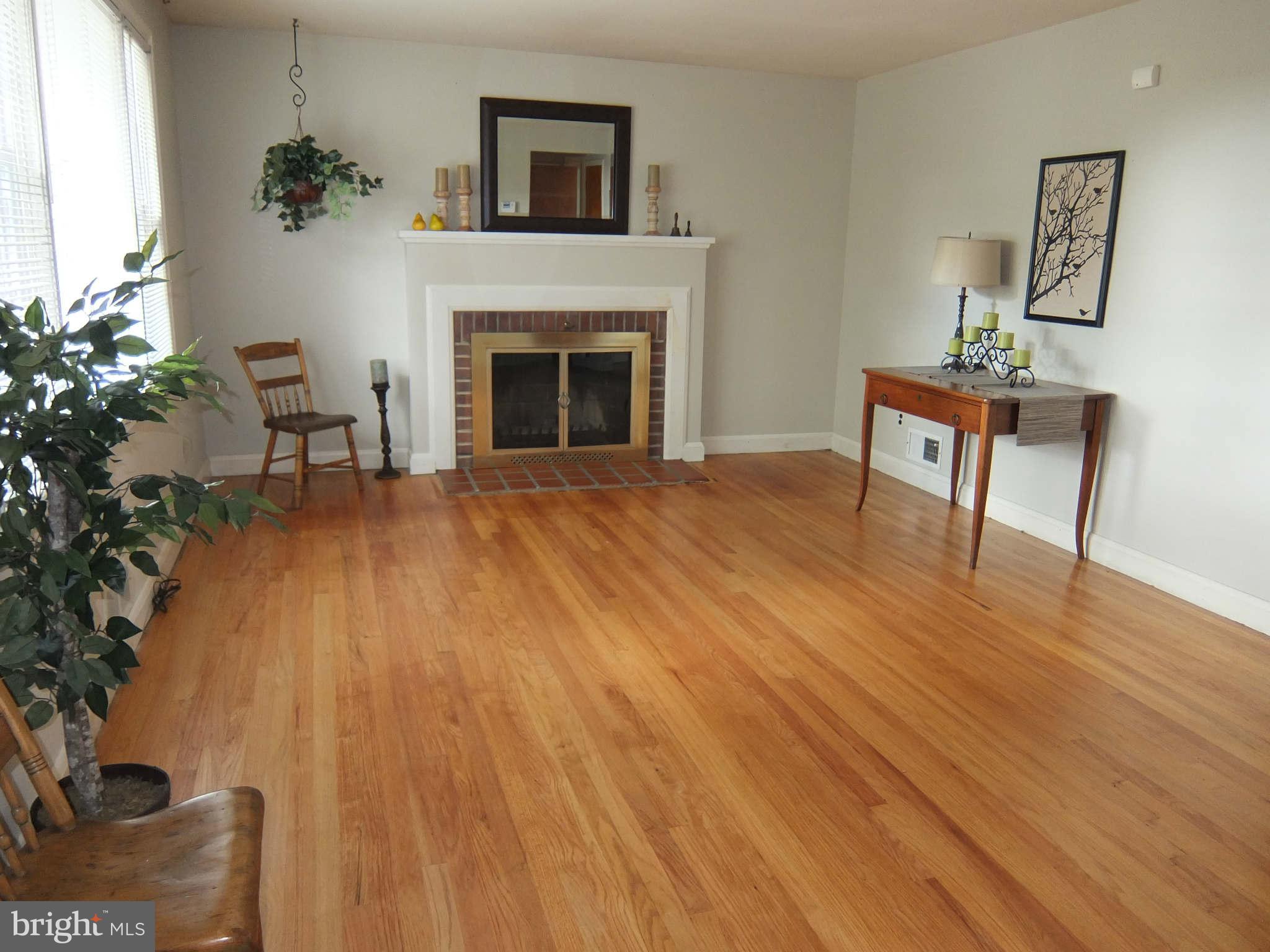 1938 Altavue Road Baltimore, MD 21228 - Photo 3 of 29 Spacious and bright living room