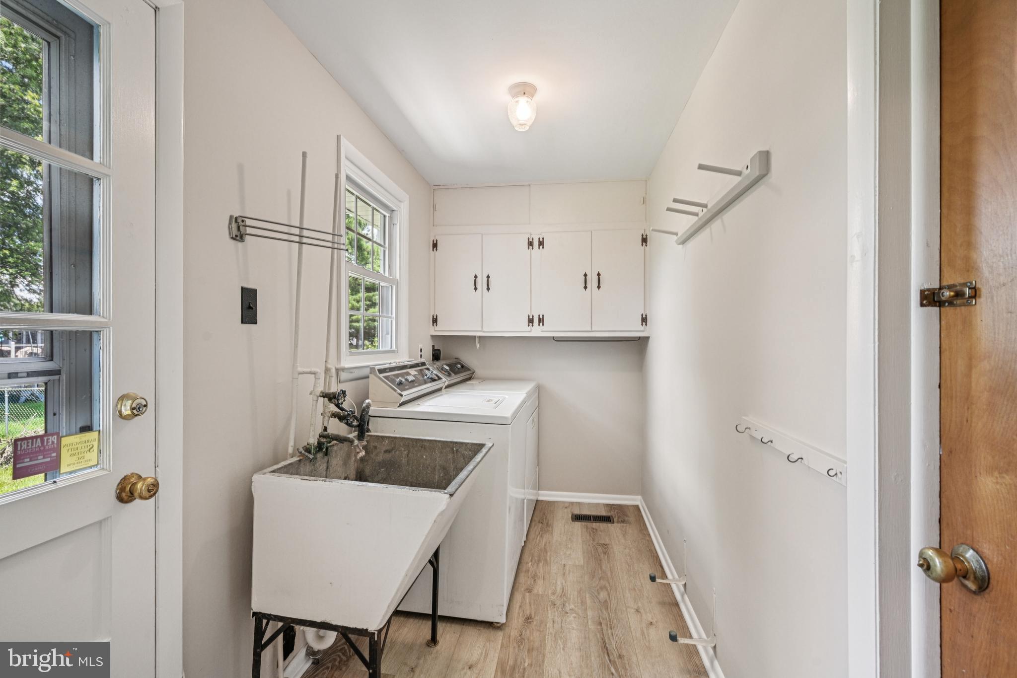 143 Ashbrook Road Cherry Hill, NJ 08034 - Photo 17 of 40 a very nice looking room with a chair