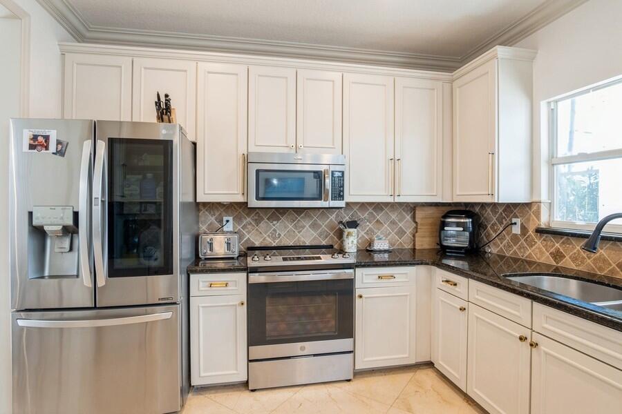 6031 Robinson Street Jupiter, FL 33458 - Photo 8 of 44 11_6031RobinsonSt_177001_Kitchen_Small