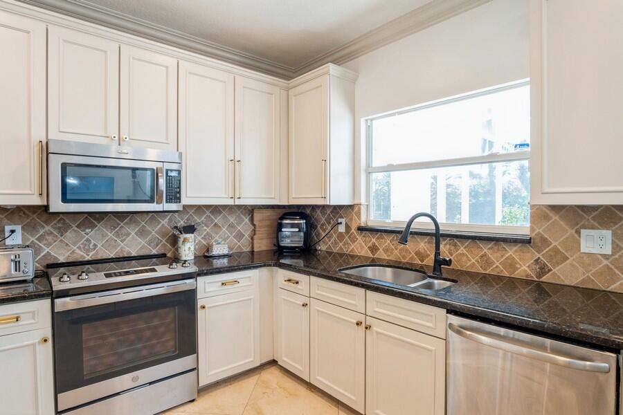 6031 Robinson Street Jupiter, FL 33458 - Photo 10 of 44 13_6031RobinsonSt_177_Kitchen_Small