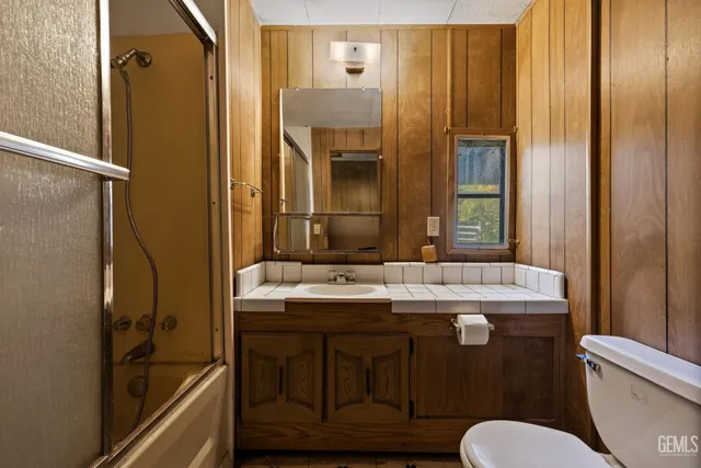 a view of empty room with furniture and closet
