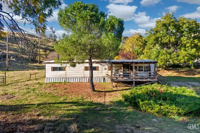 a view of a house with backyard
