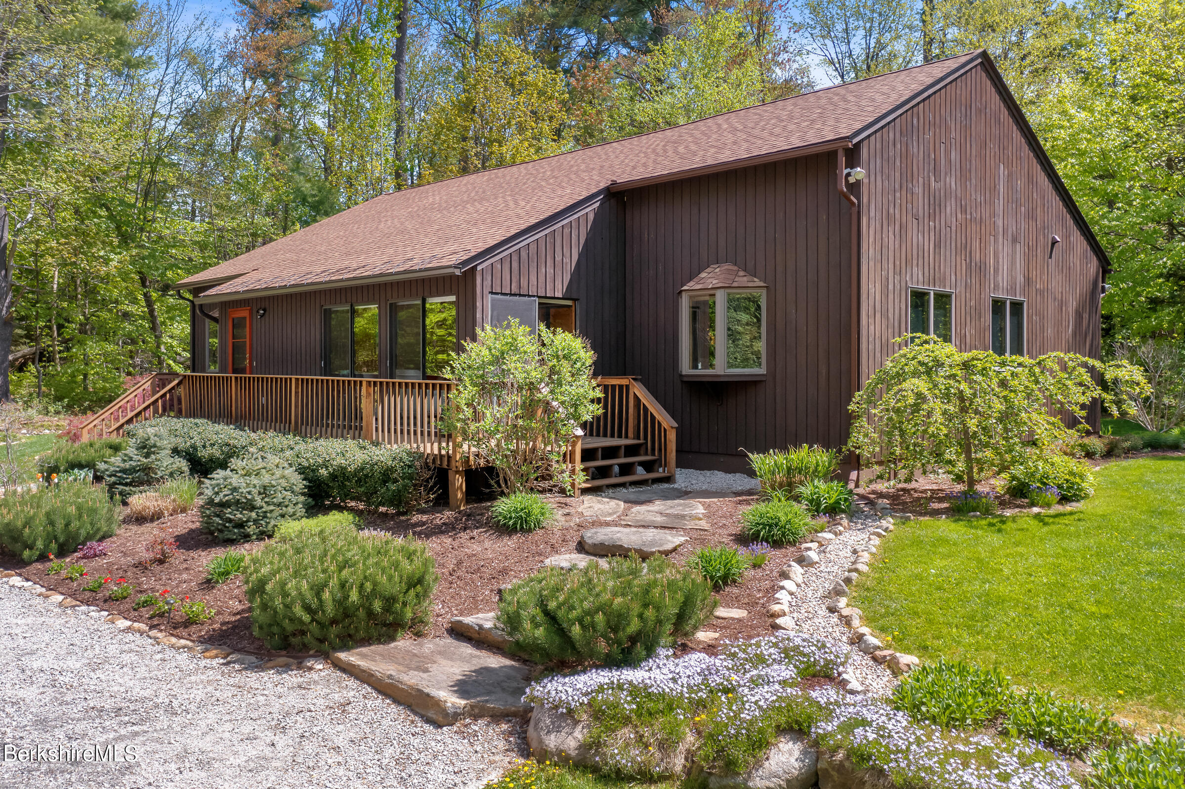 328 Woodmere Road Becket, MA 01223 - Photo 6 of 40 Early May gardens
