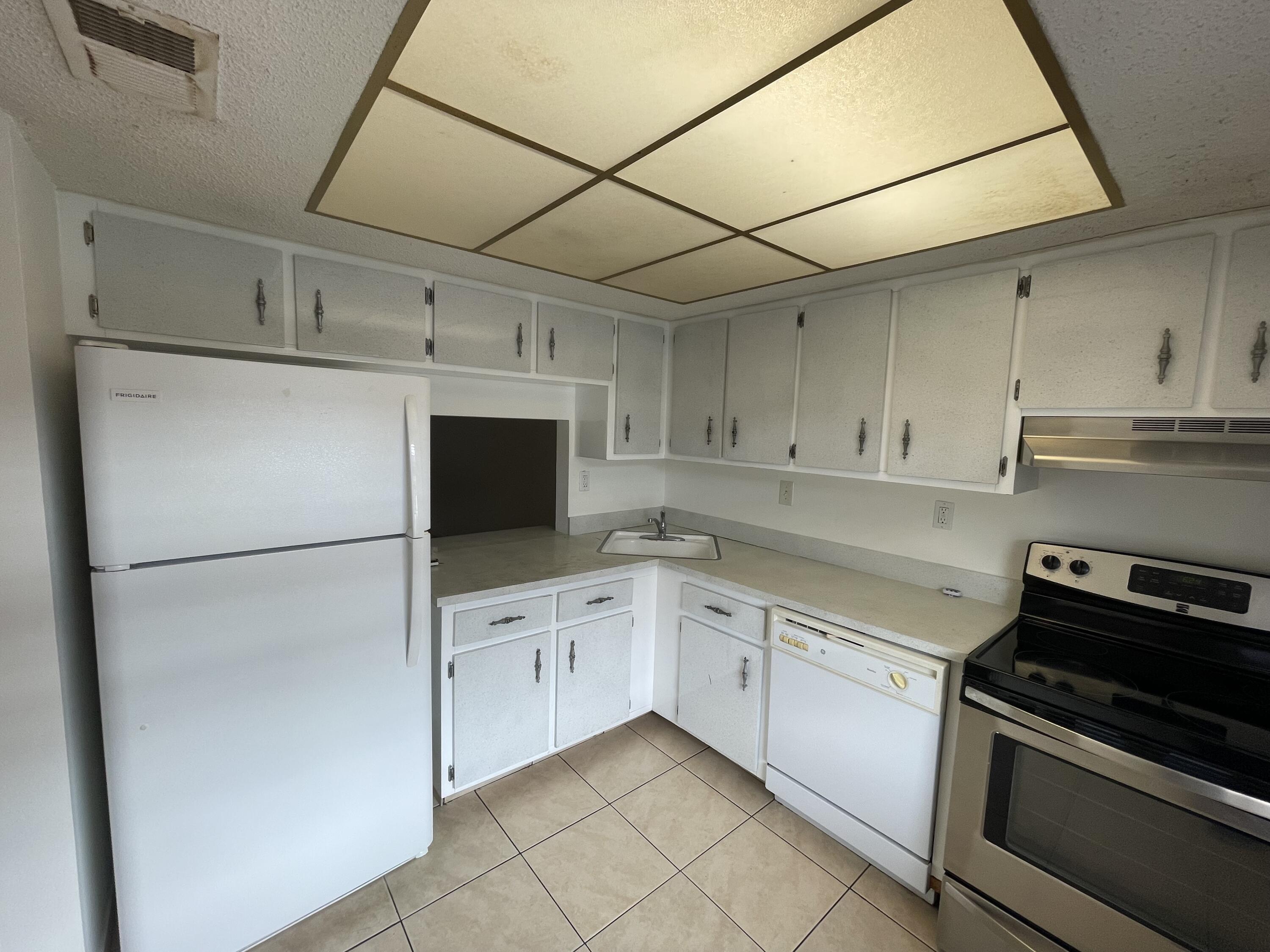 9354 Southwest 3rd Street, Unit 605 Boca Raton, FL 33428 - Photo 6 of 17 KITCHEN