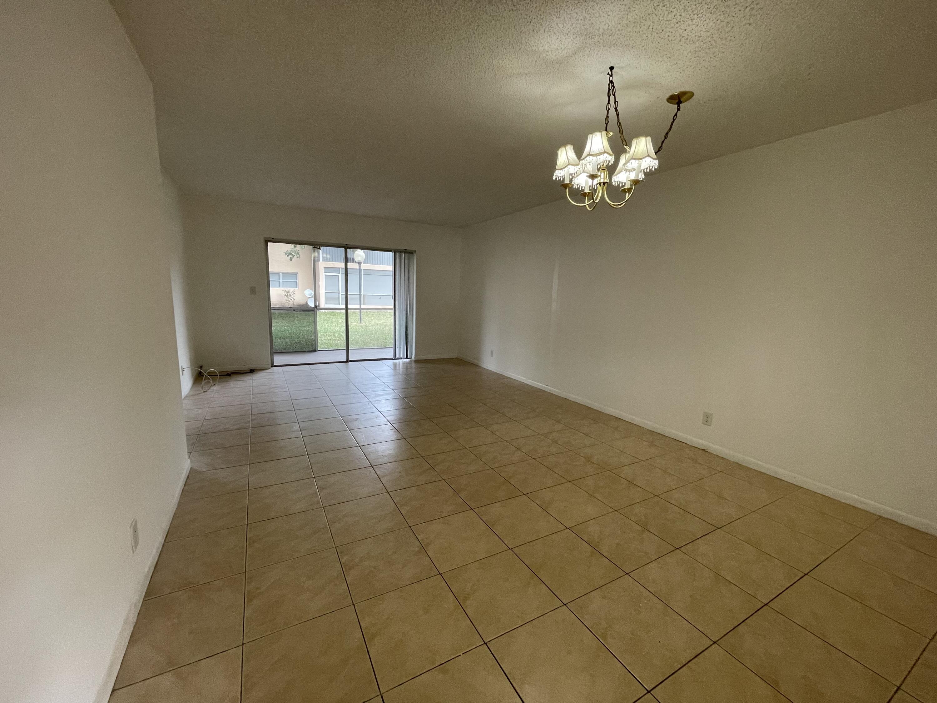 9354 Southwest 3rd Street, Unit 605 Boca Raton, FL 33428 - Photo 7 of 17 LIVING ROOM
