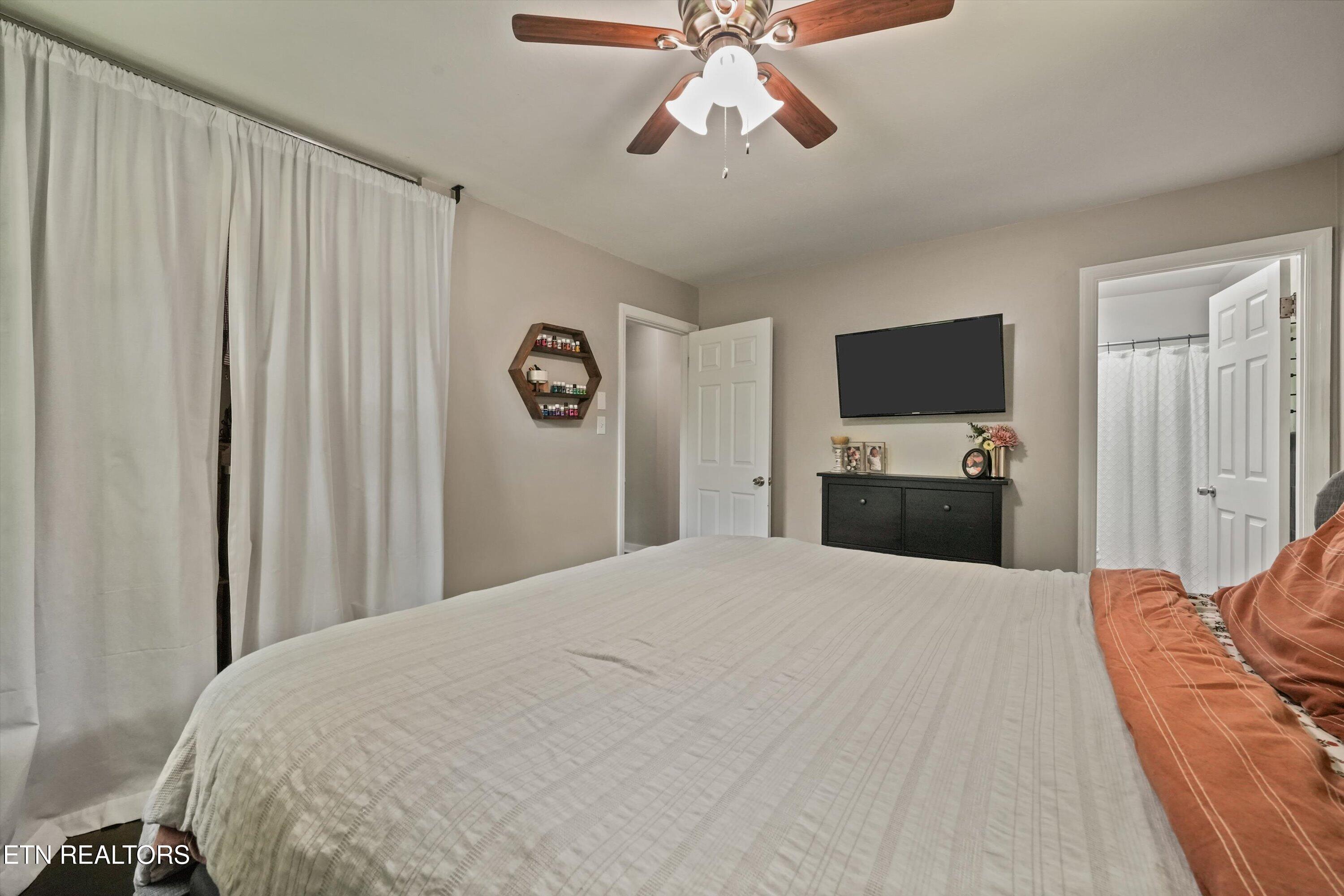 6315 Babelay Road Knoxville, TN 37924 - Photo 17 of 33 Master Bedroom