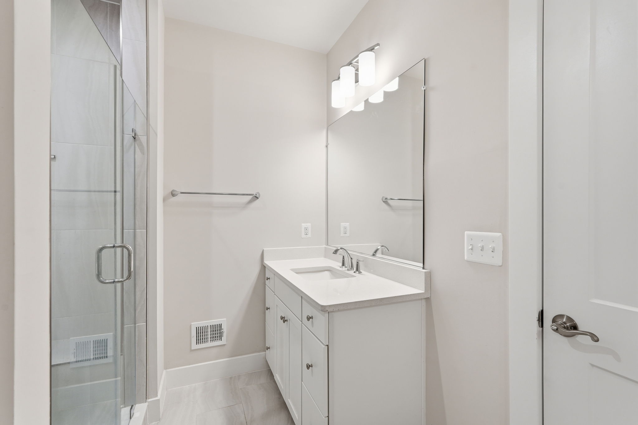 1702 Bandit Loop, Unit 19B Reston, VA 20190 - Photo 14 of 31 Primary bath.