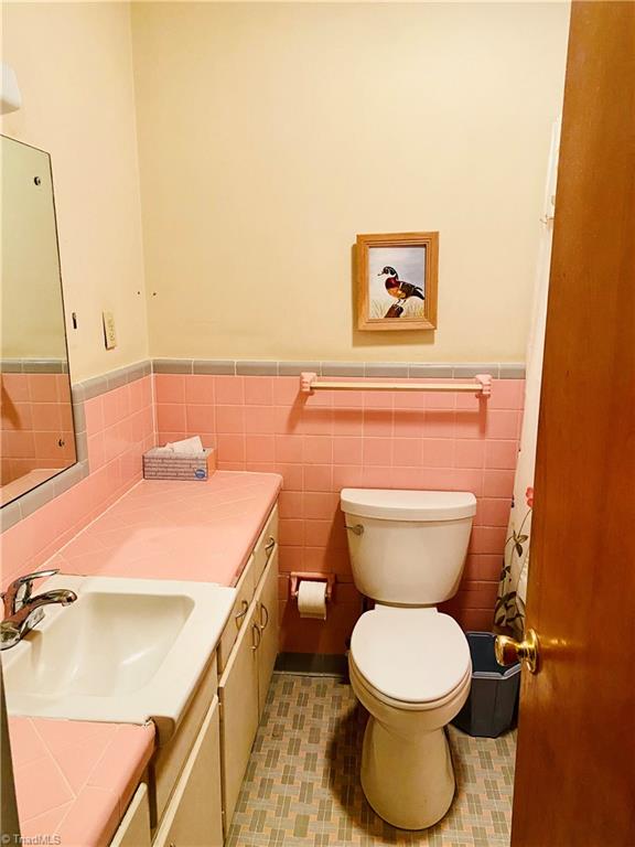 825 Hickory Chapel Road High Point, NC 27260 - Photo 6 of 16 Tiled hall bathroom with tub/shower
