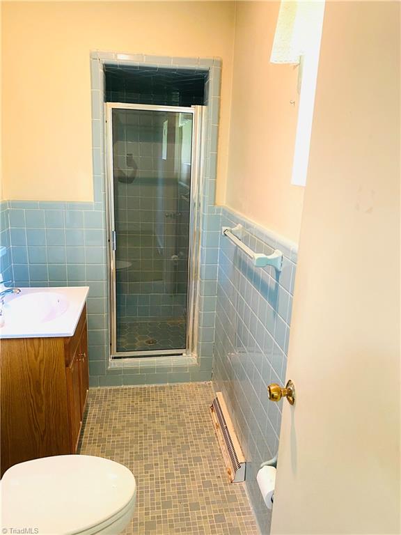 825 Hickory Chapel Road High Point, NC 27260 - Photo 8 of 16 Full tiled bath off primary bedroom