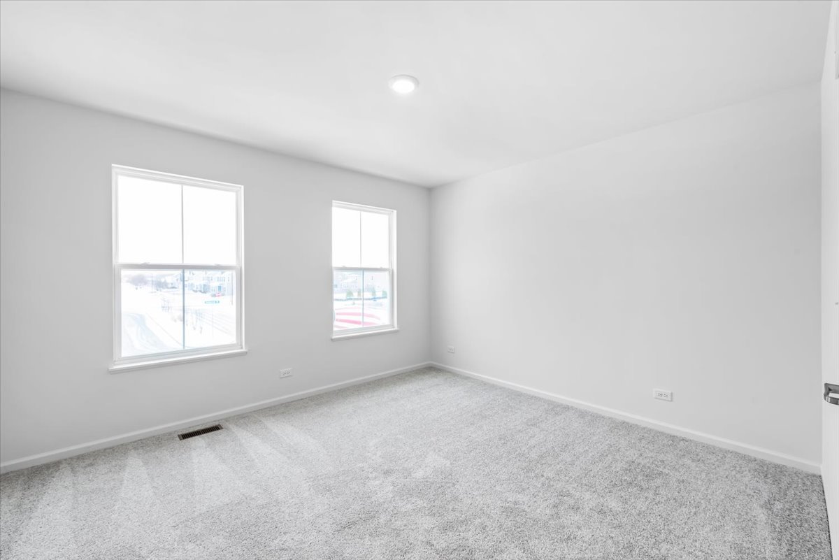 102 Hedgerow Drive Elgin, IL 60124 - Photo 27 of 48 an empty room with a window
