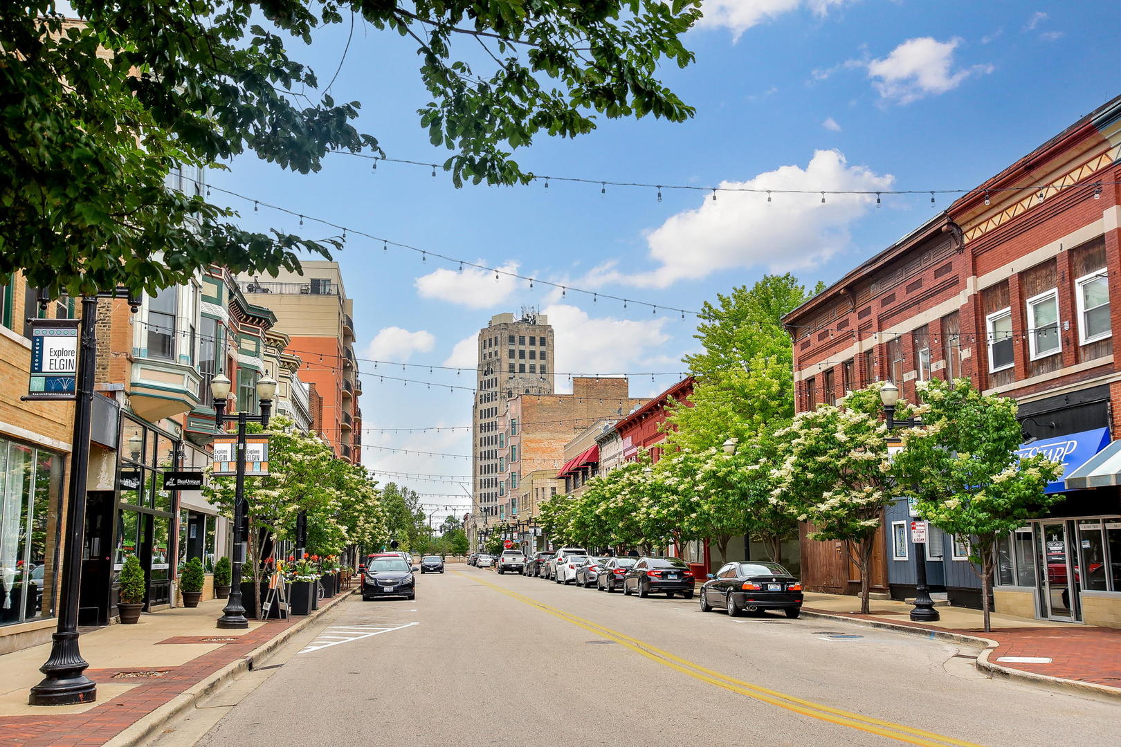 102 Hedgerow Drive Elgin, IL 60124 - Photo 36 of 48 a parked cars parked in front of a building