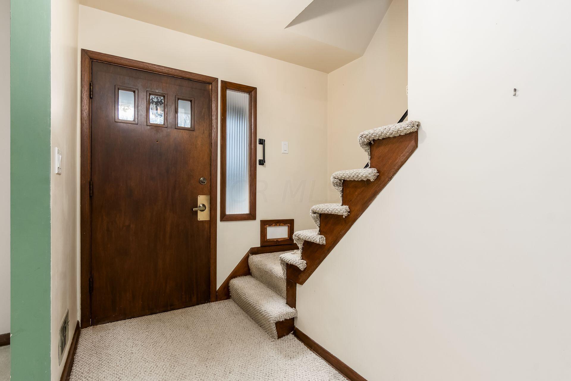 253 Croswell Road Columbus, OH 43214 - Photo 3 of 45 Entry