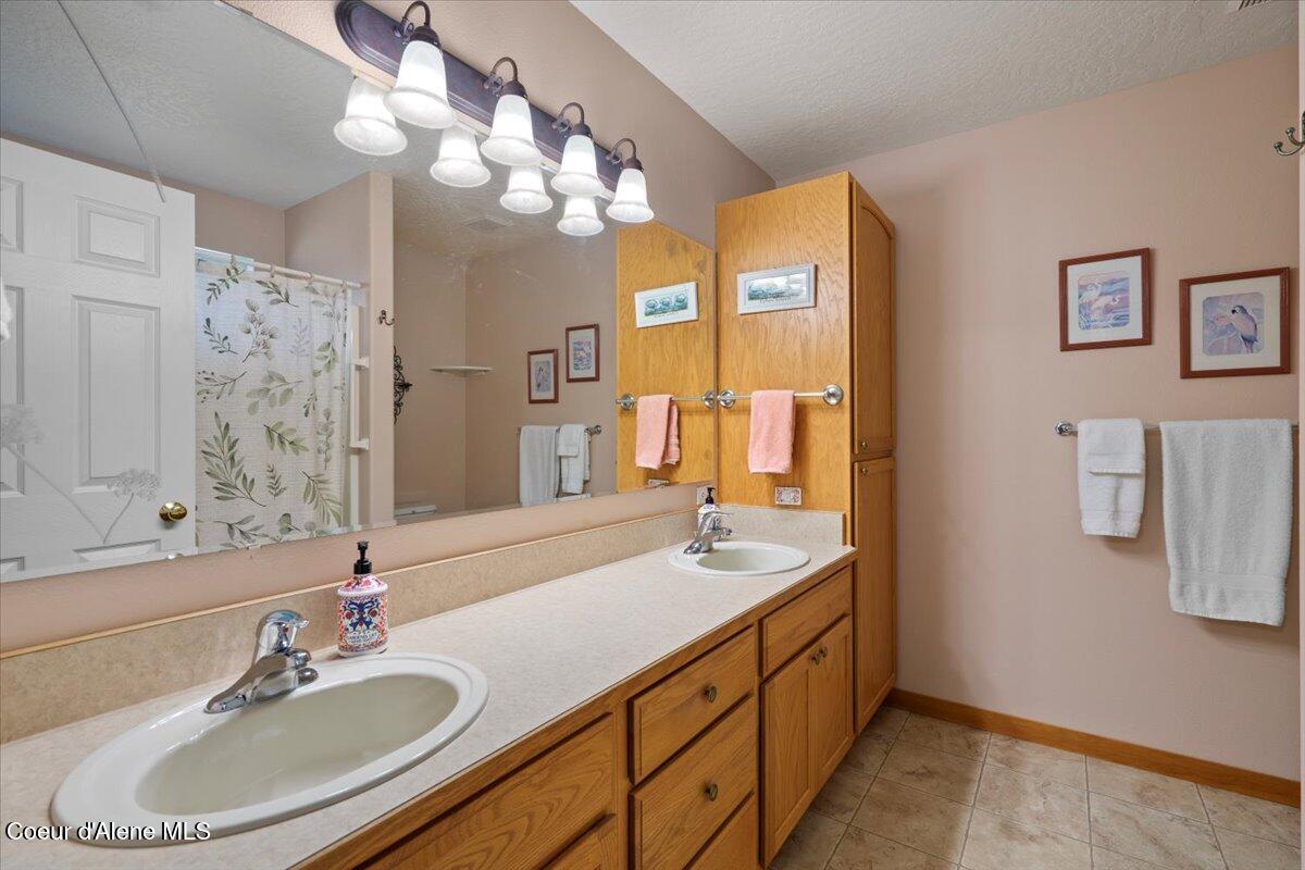 6494 Buffalo Grass Lane Rathdrum, ID 83858 - Photo 11 of 26 Primary bathroom