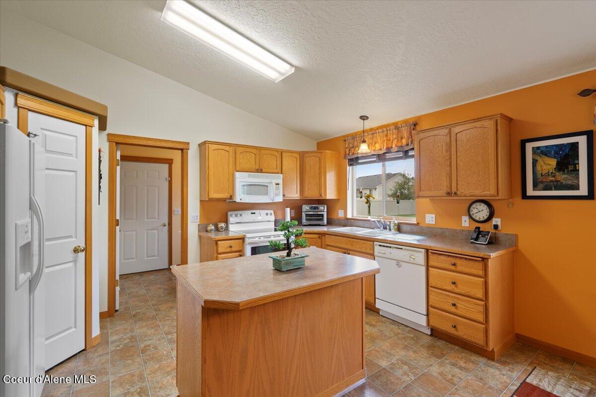 6494 Buffalo Grass Lane Rathdrum, ID 83858 - Photo 7 of 26 Kitchen