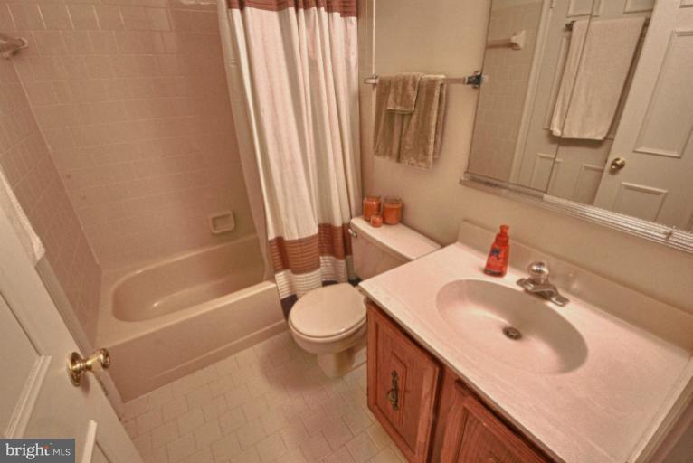 6235 Rathlin Drive Springfield, VA 22152 - Photo 8 of 16 Bath (Master)