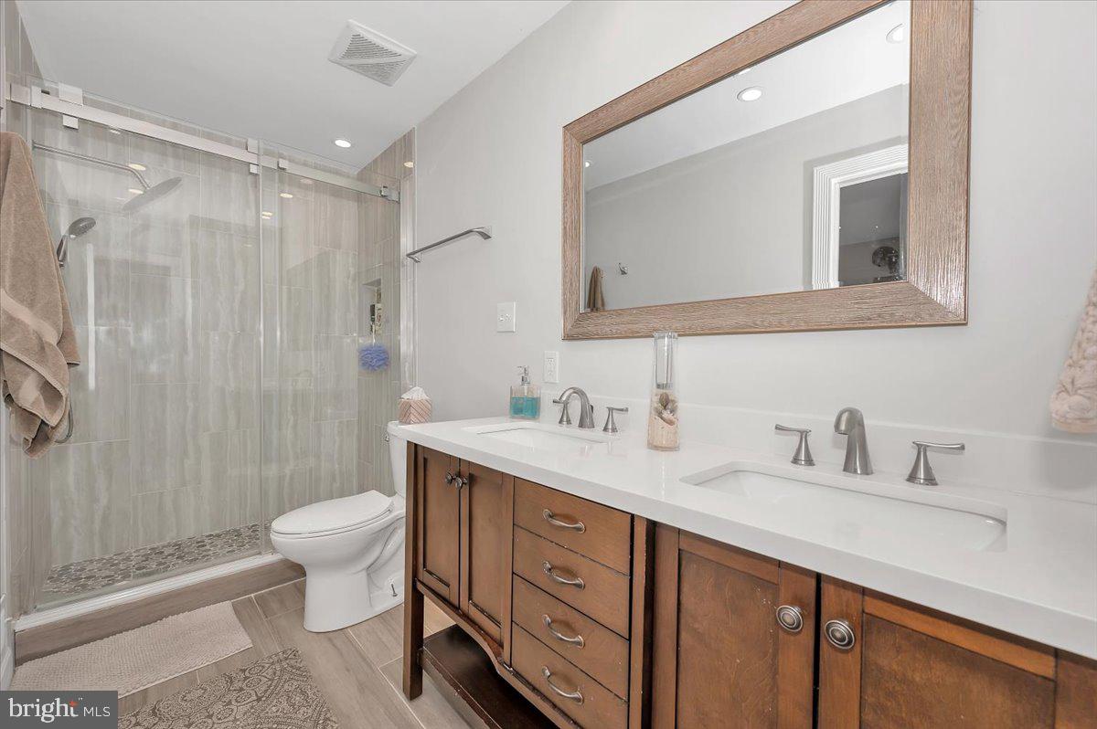 10101 Lloyd Road Potomac, MD 20854 - Photo 31 of 65 Hallway bath with dual access