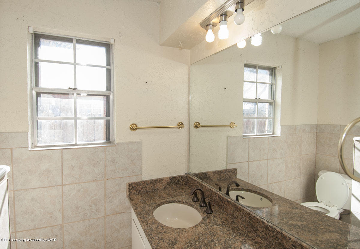 6003 Hanson Road Amarillo, TX 79106 - Photo 13 of 30 BATHROOM 2 VIEW 1