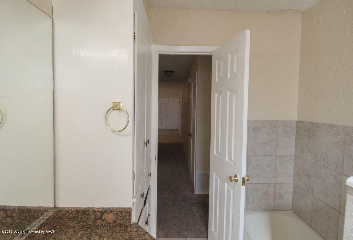 6003 Hanson Road Amarillo, TX 79106 - Photo 17 of 30 BATHROOM 2 VIEW 2