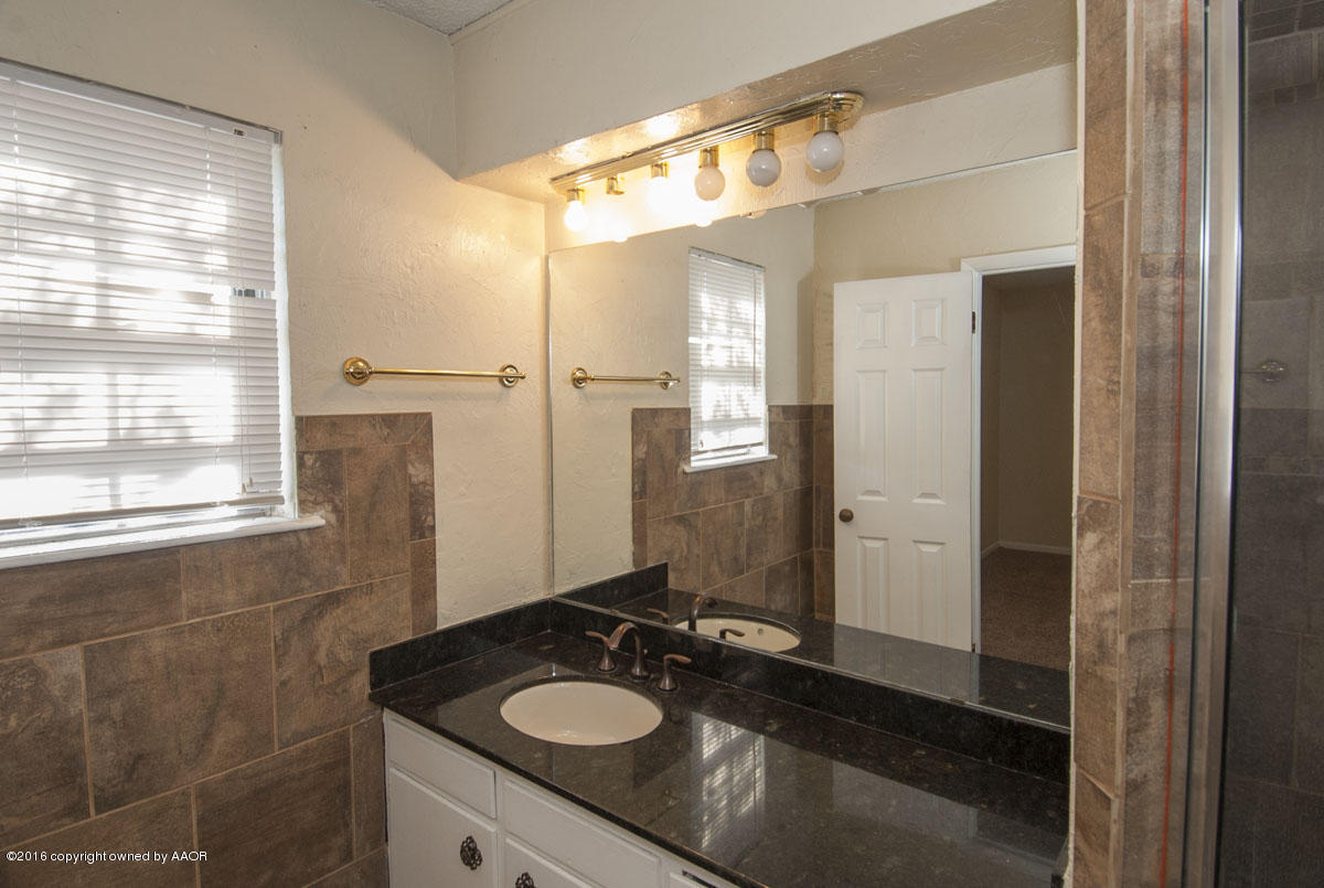 6003 Hanson Road Amarillo, TX 79106 - Photo 7 of 30 MASTER BATH VIEW 1