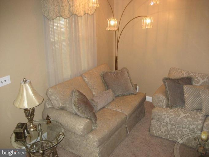 3725 Raspe Avenue Baltimore, MD 21206 - Photo 2 of 8 Living Room