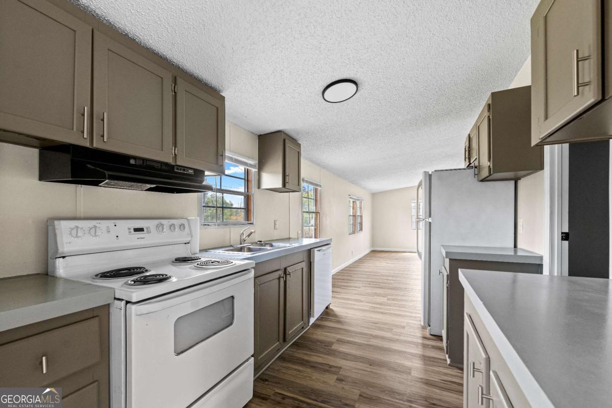 802 Allen Drive Vidalia, GA 30474 - Photo 21 of 29 a kitchen with stainless steel appliances a stove a sink and a refrigerator