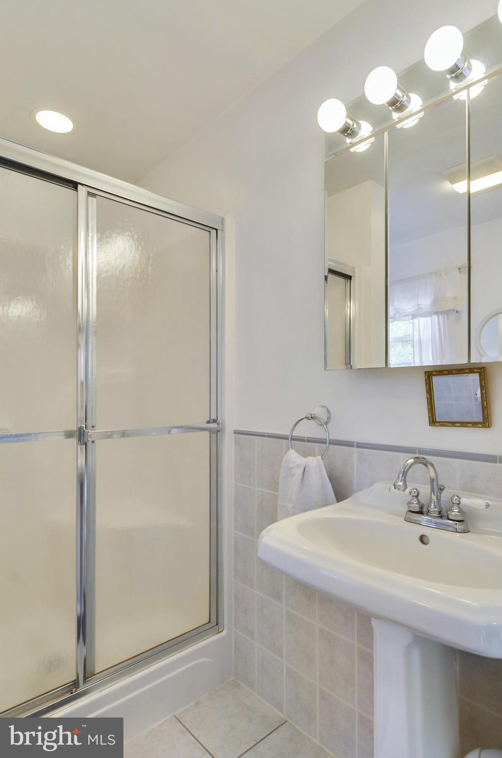 6927 Spur Road Springfield, VA 22153 - Photo 14 of 30 Main Level Full Bath
