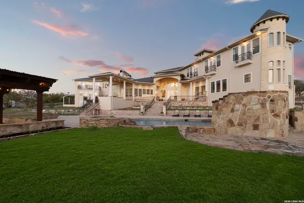 a view of an entryway with an entryway