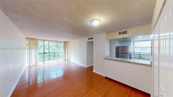 $2,400 | 8860 Fontainebleau Boulevard, Unit 405, Miami, FL 33172