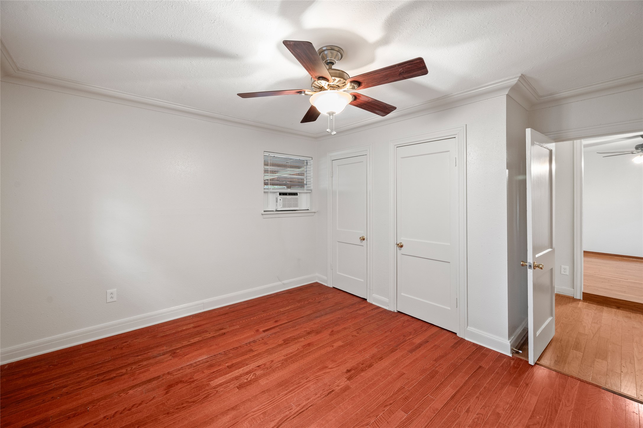 405 Hohldale Street Houston, TX 77091 - Photo 21 of 39 Garage apartment bedroom with hardwood floors, ample closet space, and a ceiling fan for year-round comfort.