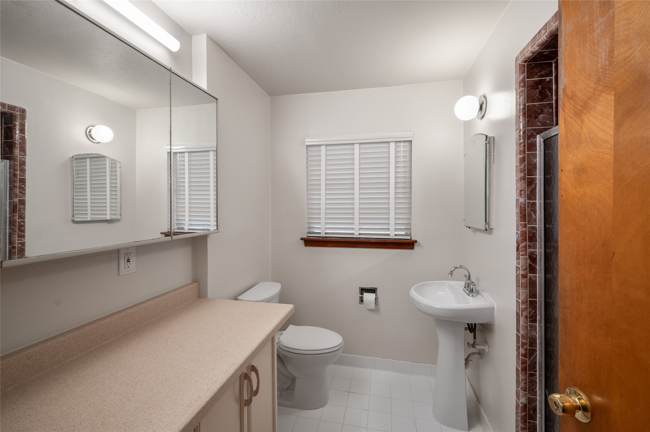 405 Hohldale Street Houston, TX 77091 - Photo 25 of 39 The garage apartment bathroom features a pedestal sink, clean finishes, and efficient design.