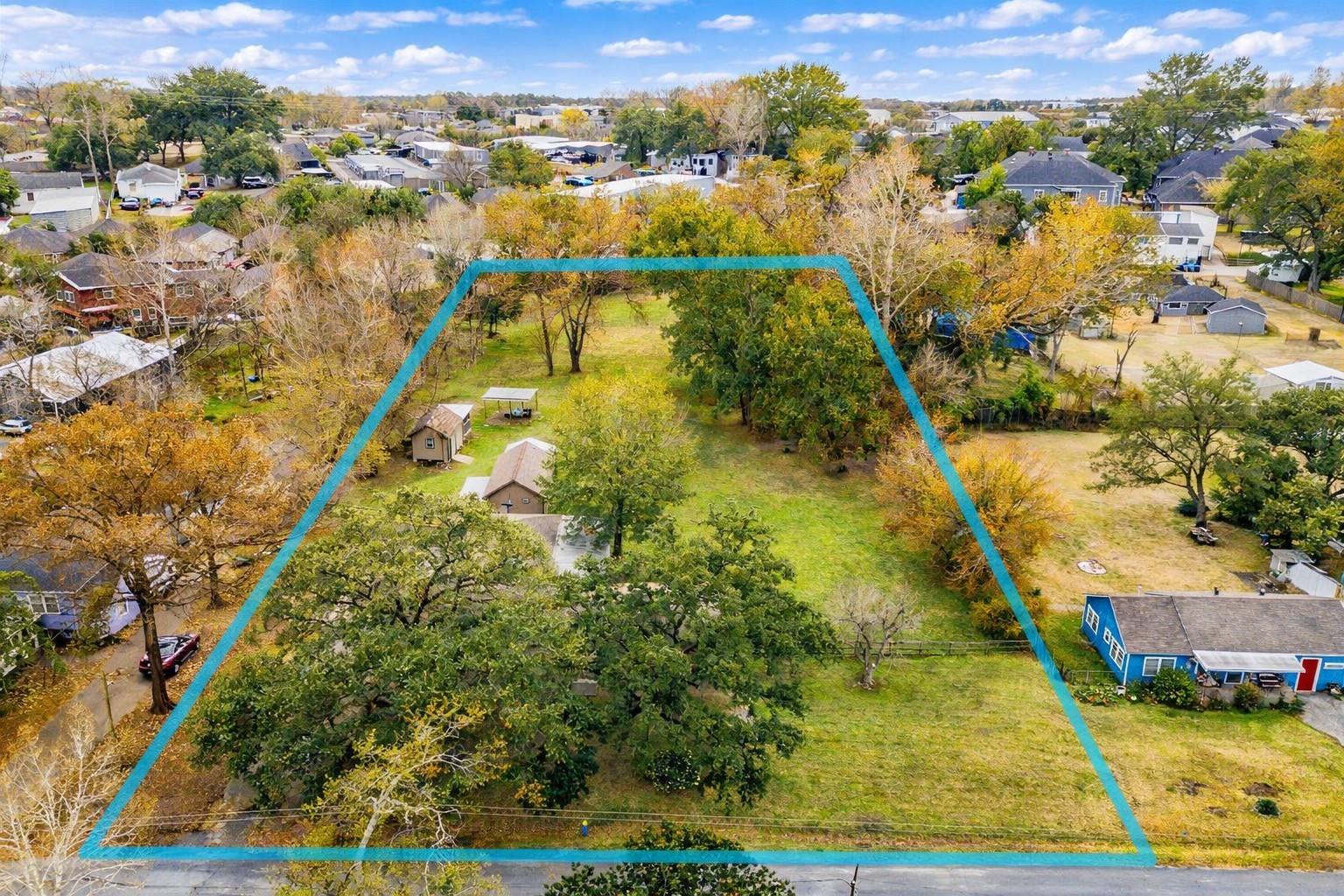 405 Hohldale Street Houston, TX 77091 - Photo 35 of 39 Aerial view highlighting the generous lot size and privacy, showcasing the rare combination of space, trees, and in-city location, perfect for creating your dream home retreat.