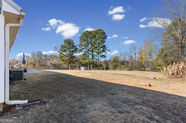 a view of a yard and basketball court