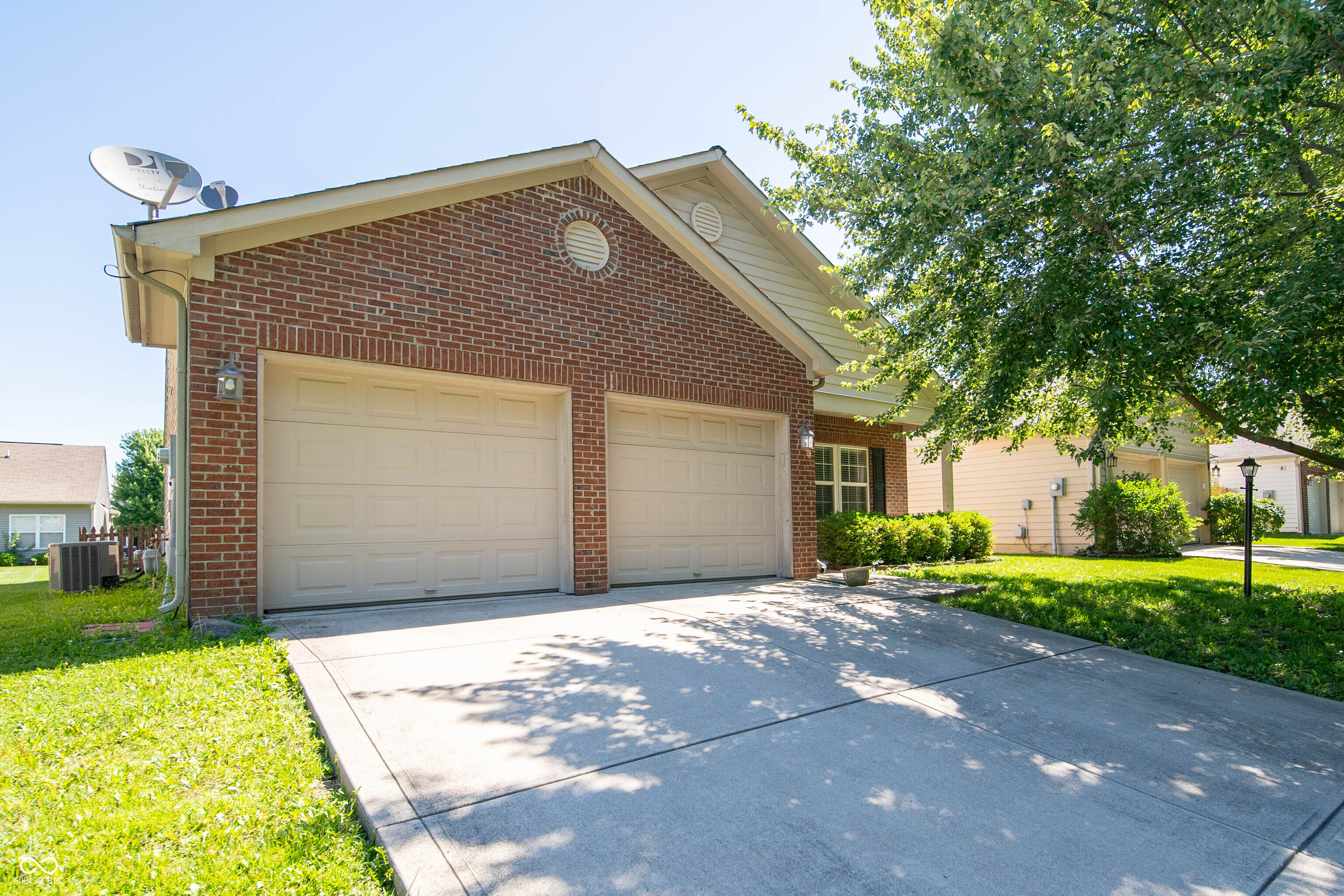 11044 Schoolhouse Road Fishers, IN 46037 - Photo 2 of 32