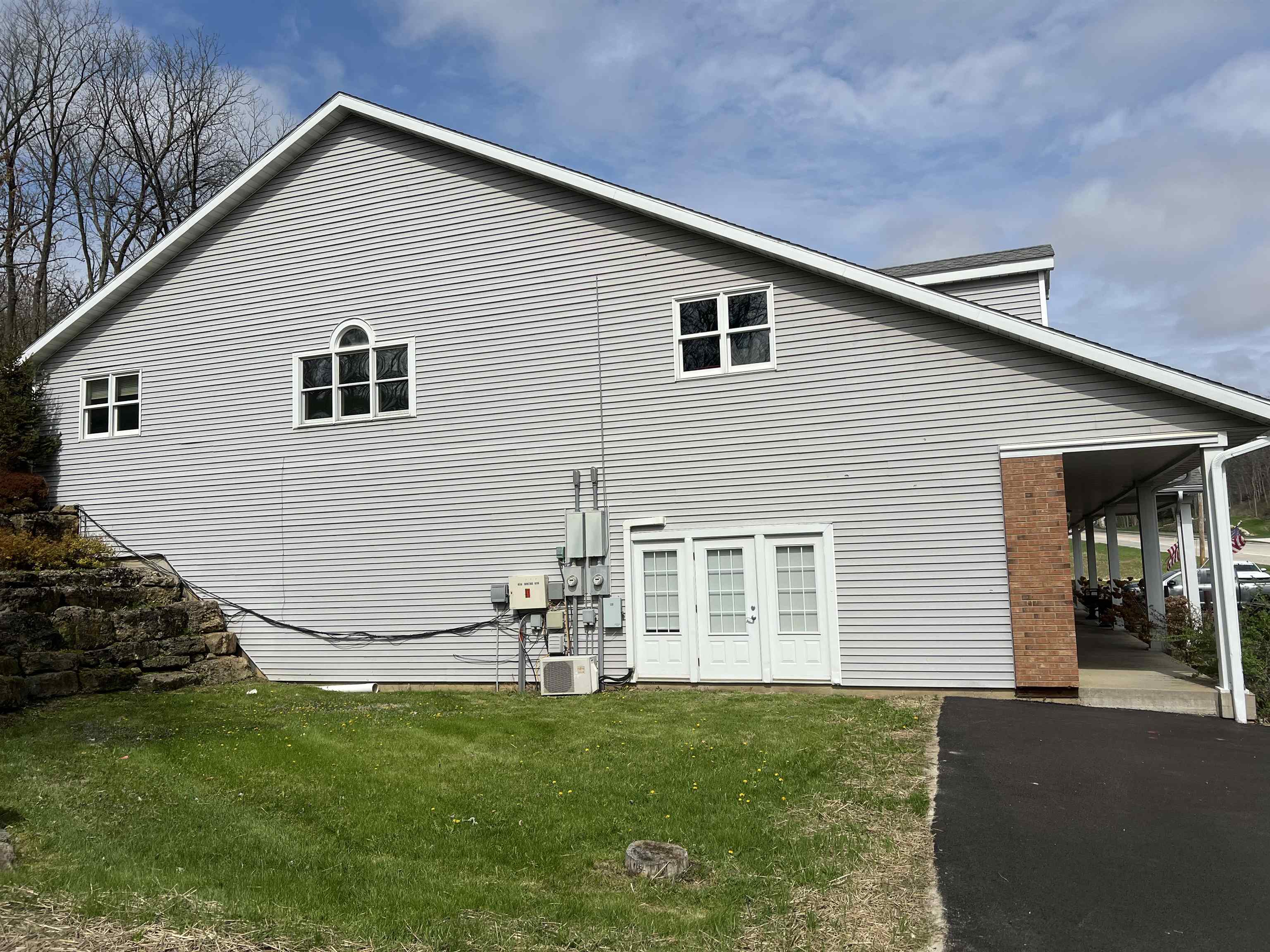 800 Spring Street Galena, IL 61036 - Photo 10 of 13 a view of a backyard with plants and large tree