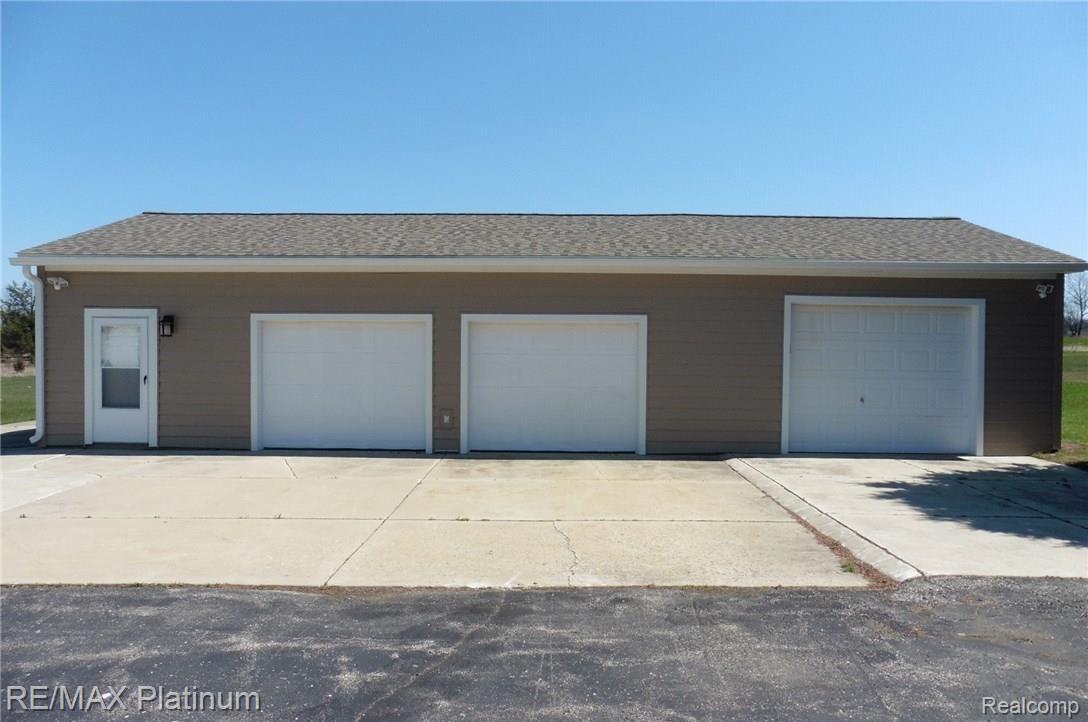 3622 Oak Grove Road Howell, MI 48855 - Photo 3 of 11 Garage.JPG