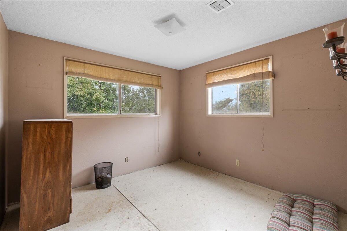 2751 Dark Hollow Road Medford, OR 97501 - Photo 17 of 32 17