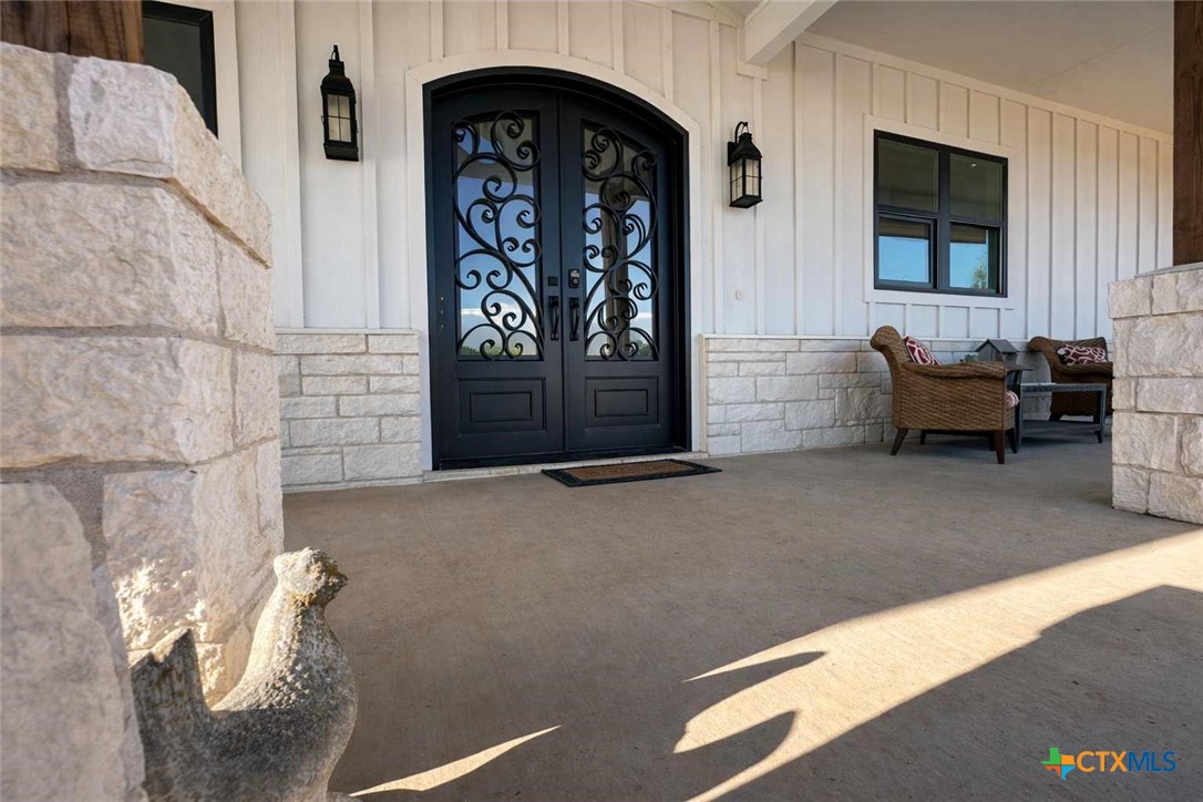 705 Indian Hills Road Gatesville, TX 76528 - Photo 9 of 43 a living room with furniture and a window