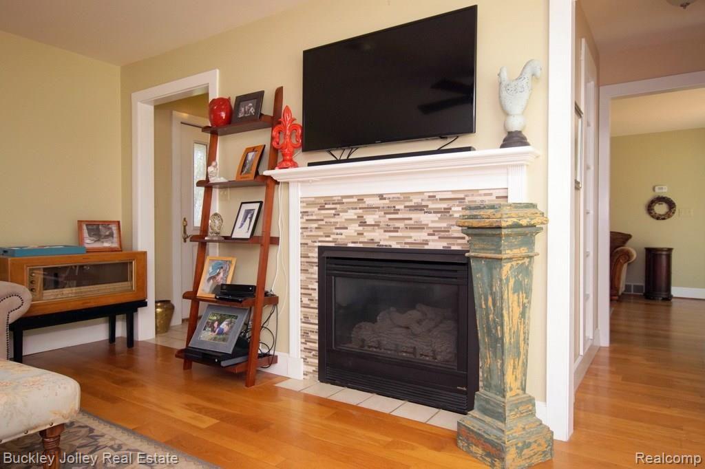 1278 County Farm Road Howell, MI 48843 - Photo 7 of 28 Family Room has Gas Fireplace