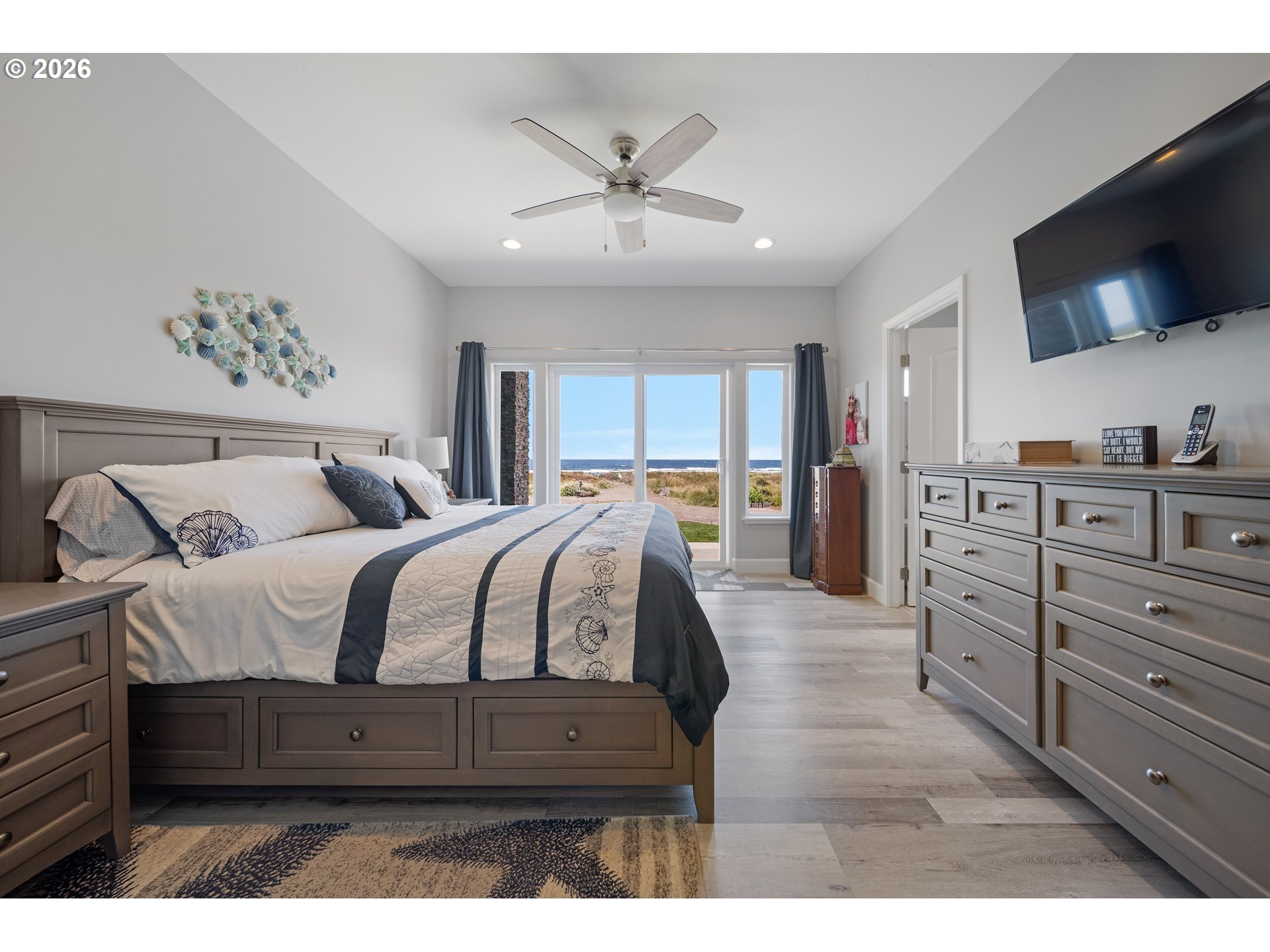30516 Old Coast Road Gold Beach, OR 97444 - Photo 15 of 41 Owner's Suite Bedroom