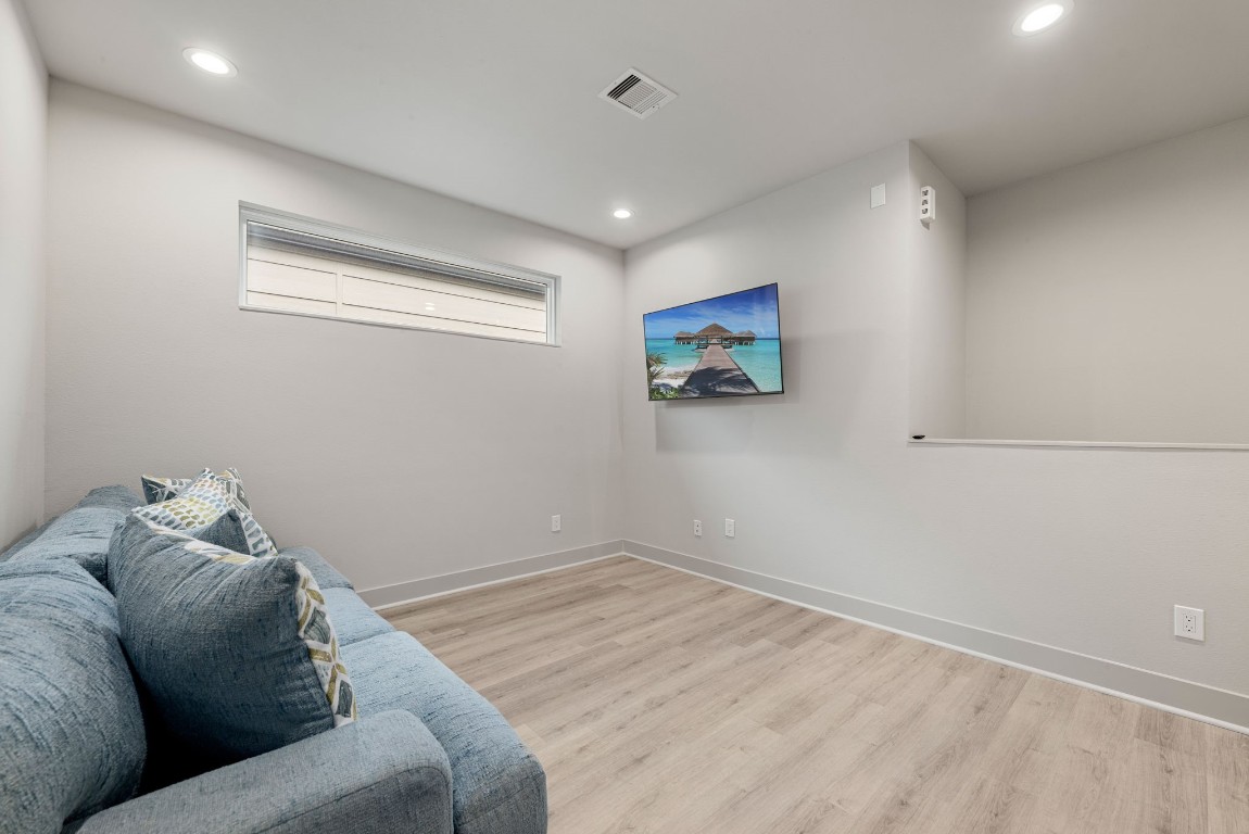 5722 Rucio Lane, Unit A Houston, TX 77092 - Photo 19 of 29 a living room with furniture and a window