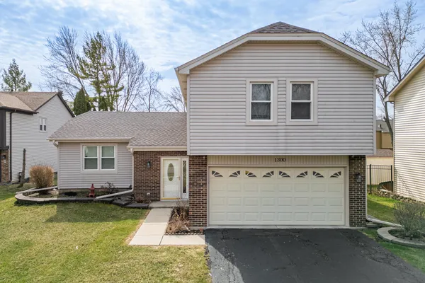 $400,000 | 1300 Big Horn Trail, Carol Stream, IL 60188