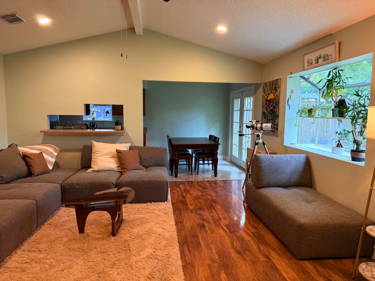 9430 Charter Ridge Drive Houston, TX 77070 - Photo 4 of 16 Living Room