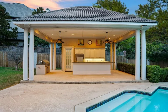 a view of entryway front of house