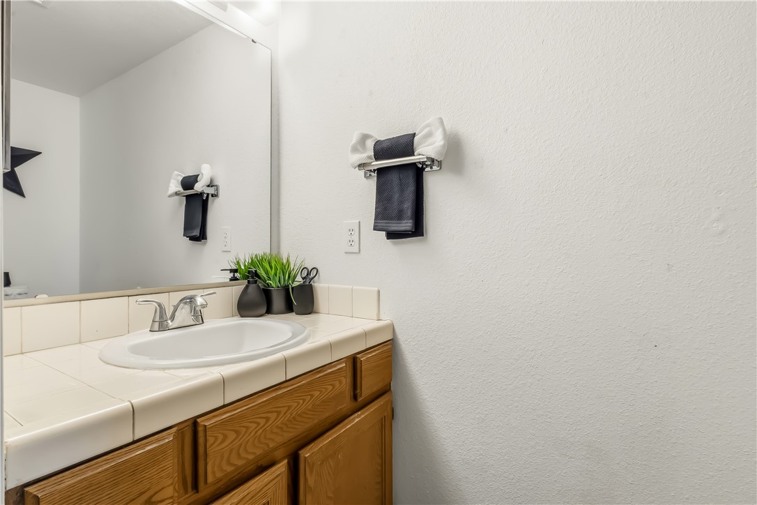 1666 Palma Road Bullhead City, AZ 86442 - Photo 10 of 22 Bathroom featuring vanity