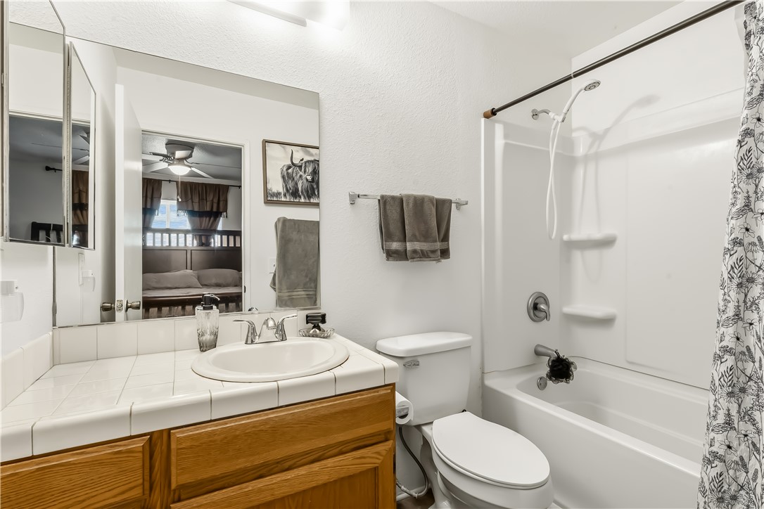 1666 Palma Road Bullhead City, AZ 86442 - Photo 14 of 22 Ensuite bathroom with vanity, shower / tub combo, and ceiling fan