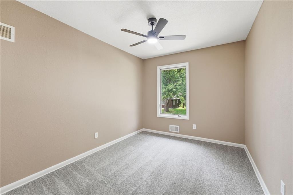 305 Southwest Marion Lane Lee's Summit, MO 64081 - Photo 18 of 39