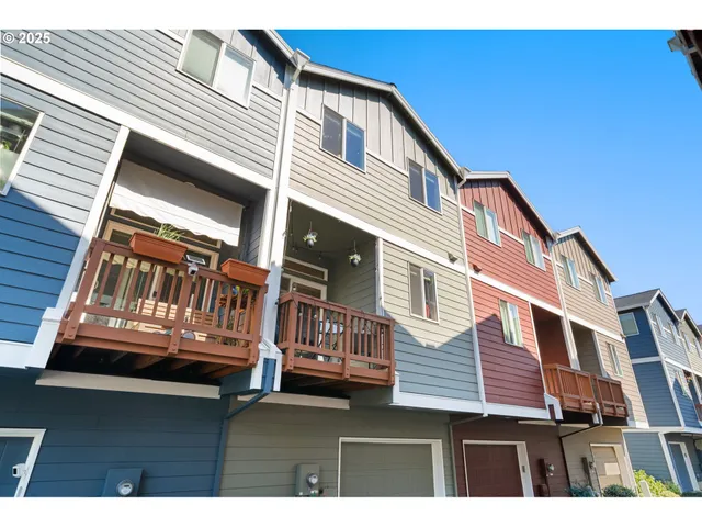 a view of yard with green space